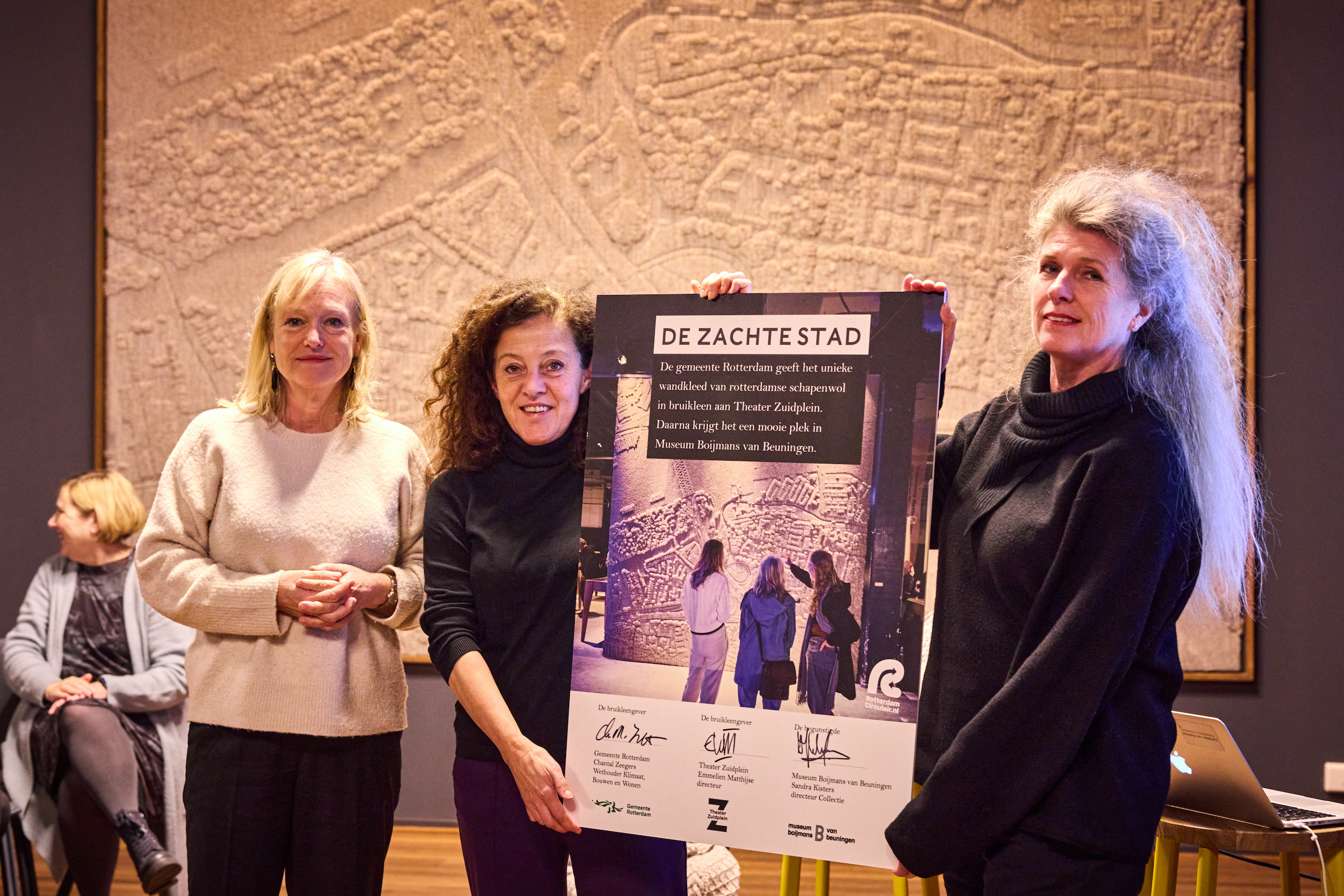 Wethouder Zeegers draagt de tentoonstelling over aan Theater Zuidplein en Belevenisboerderij Schieveen