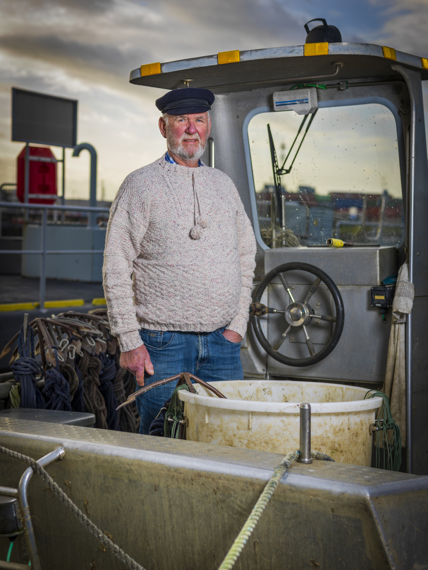 Beroepsvisser Peter de Man draagt de trui